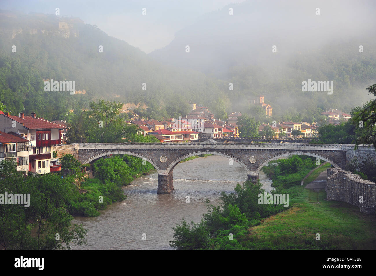 Alte Brücke in der Stadt von Veliko Tarnovo, Bulgarien Stockfoto