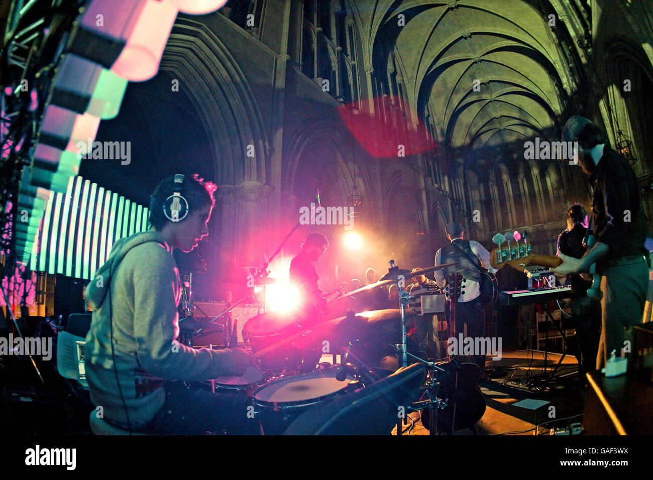 Die Johnny Parks-Band spielt heute beim wichtigen christlichen Jugendgottesdienst 2007 in der Christ's Church Cathedral in Dublin. Stockfoto