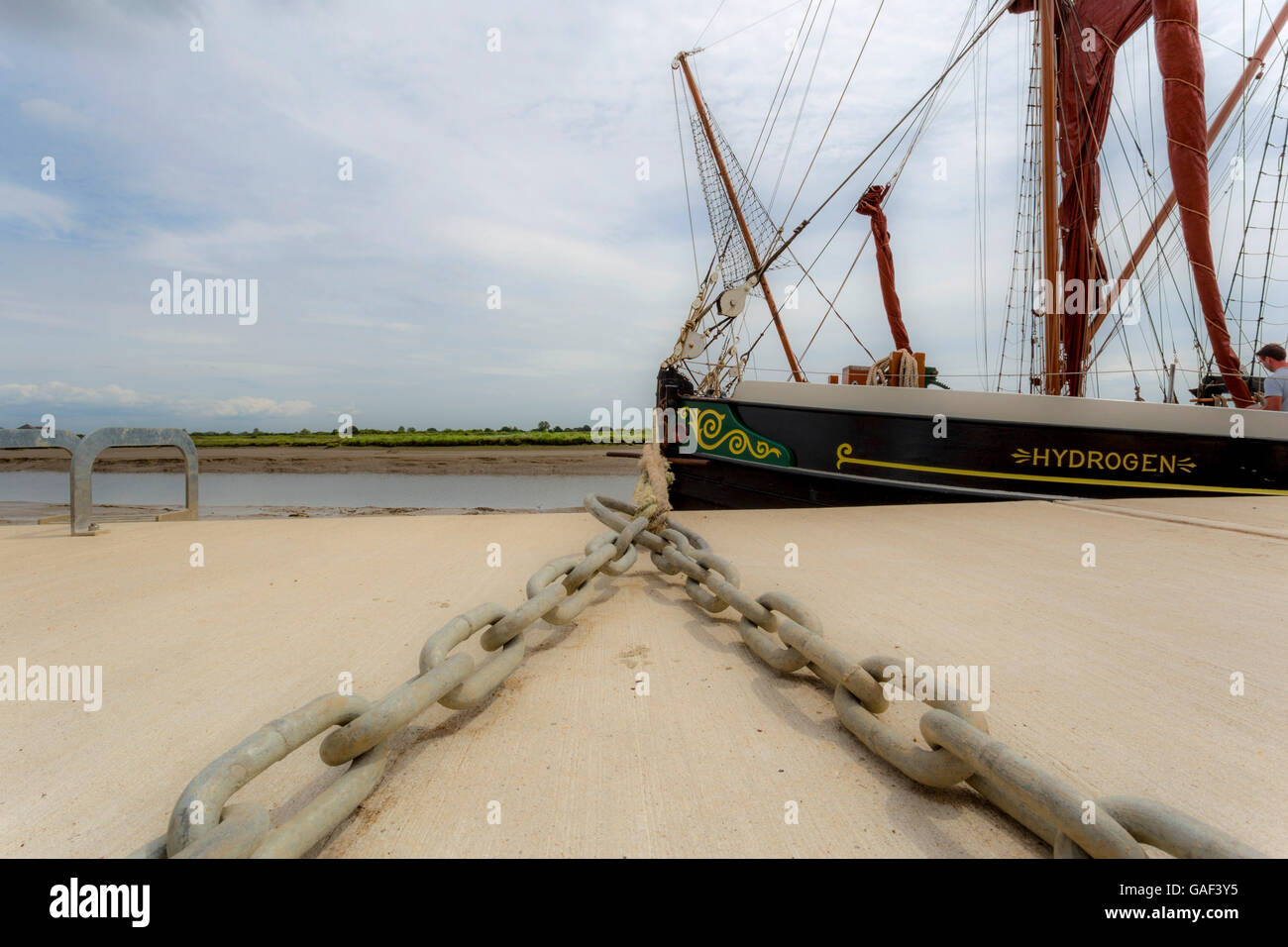 Themse Segeln Lastkahn befestigt Ketten auf Hythe Quay, Maldon, Essex, England, Großbritannien, Vereinigtes Königreich. Stockfoto