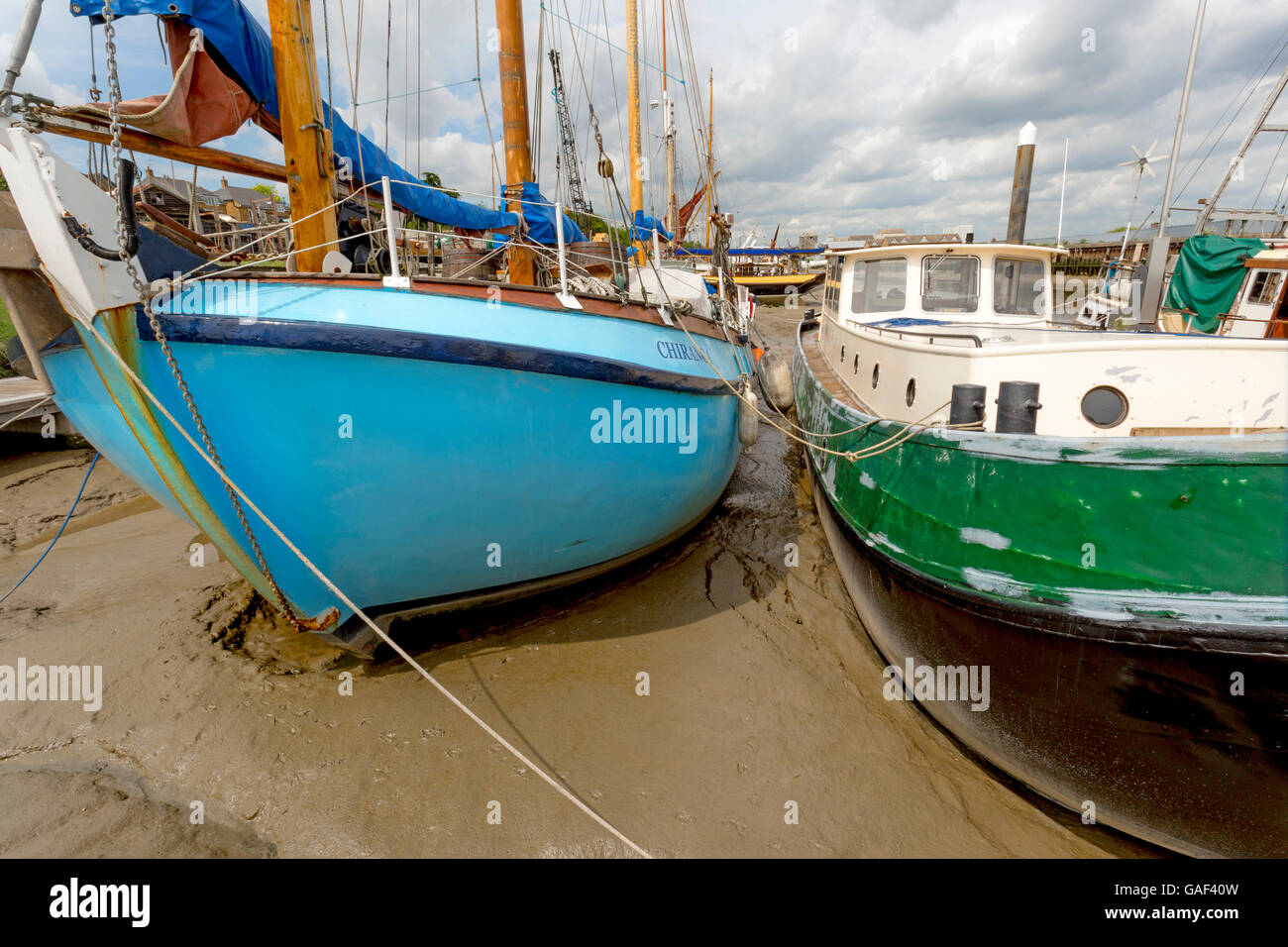 Gestrandeten Segelyacht und Barge hob auf Sand und sandigen Schlamm am Fluß Chelmer, Maldon, Essex, England, Vereinigtes Königreich. Stockfoto