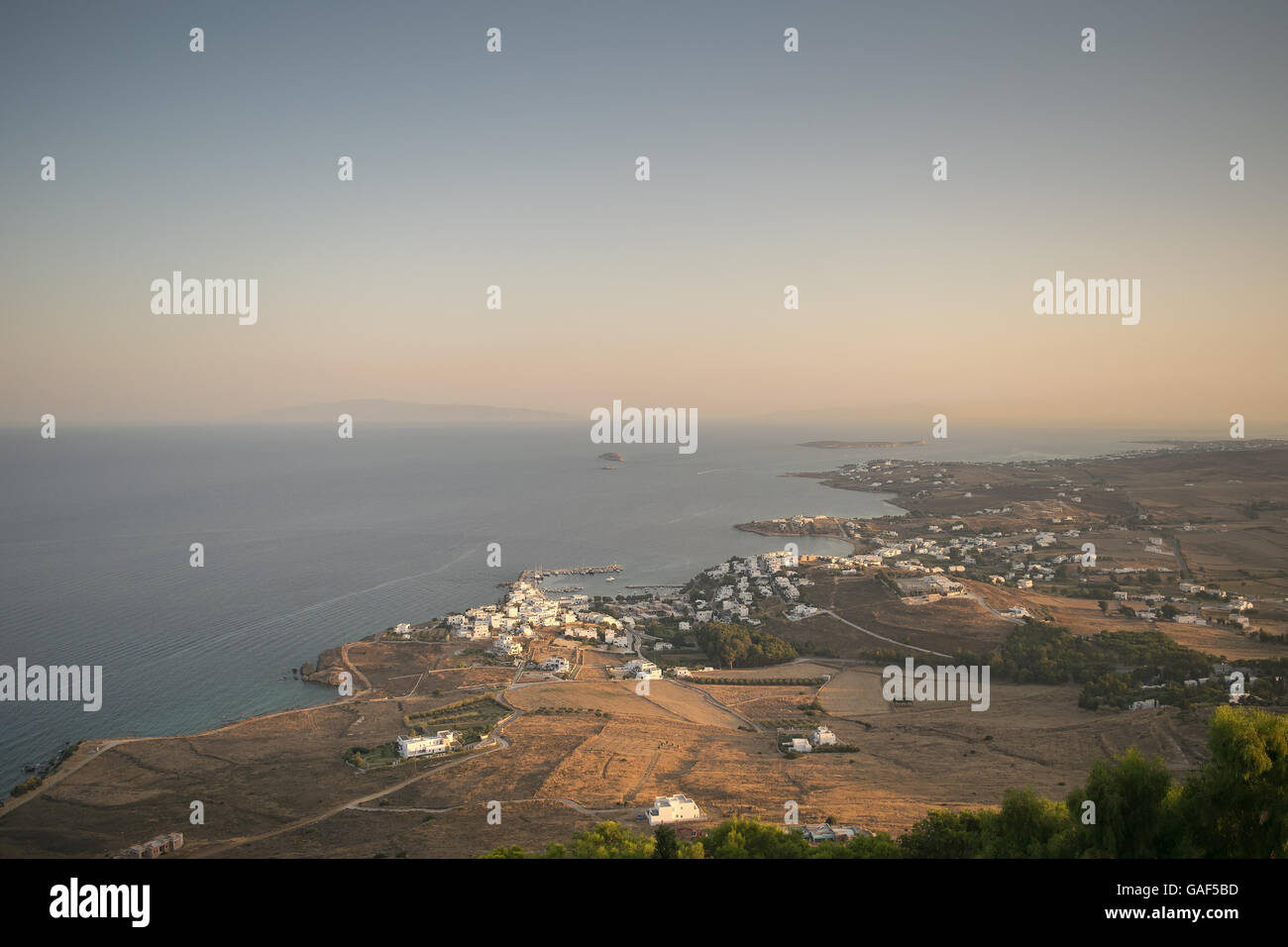 Insel Paros in Griechenland. Blick von oben auf einen hohen Berg. Stockfoto