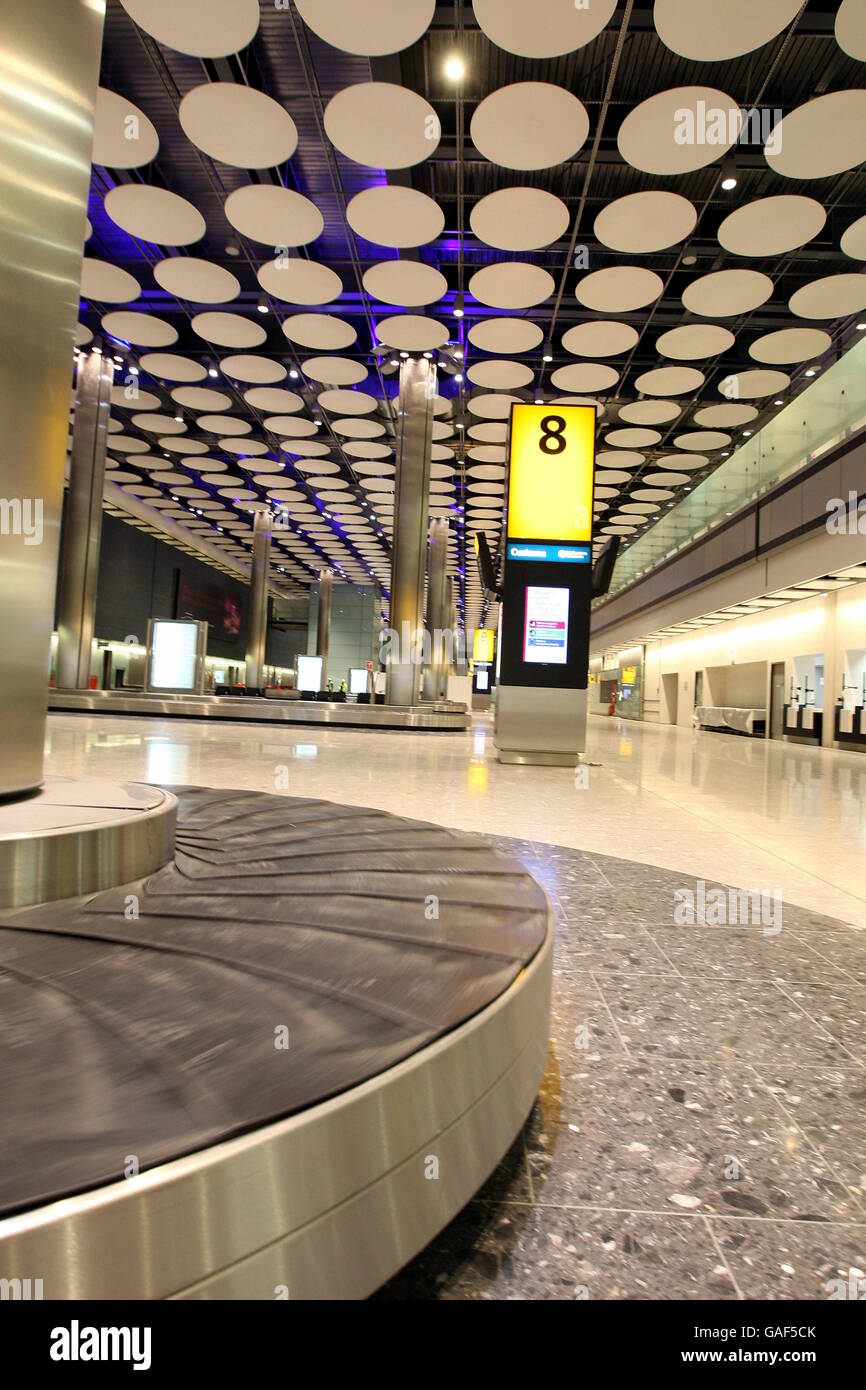 Generisches Bild der Gepäckausgabe im neuen Terminal 5 am Flughafen Heathrow vor seiner Eröffnung im März 2008. PRESSEVERBAND Foto.Bildtermin: Montag, 17. Dezember 2007. Bildnachweis sollte lauten: Steve Parsons/PA Wire Stockfoto