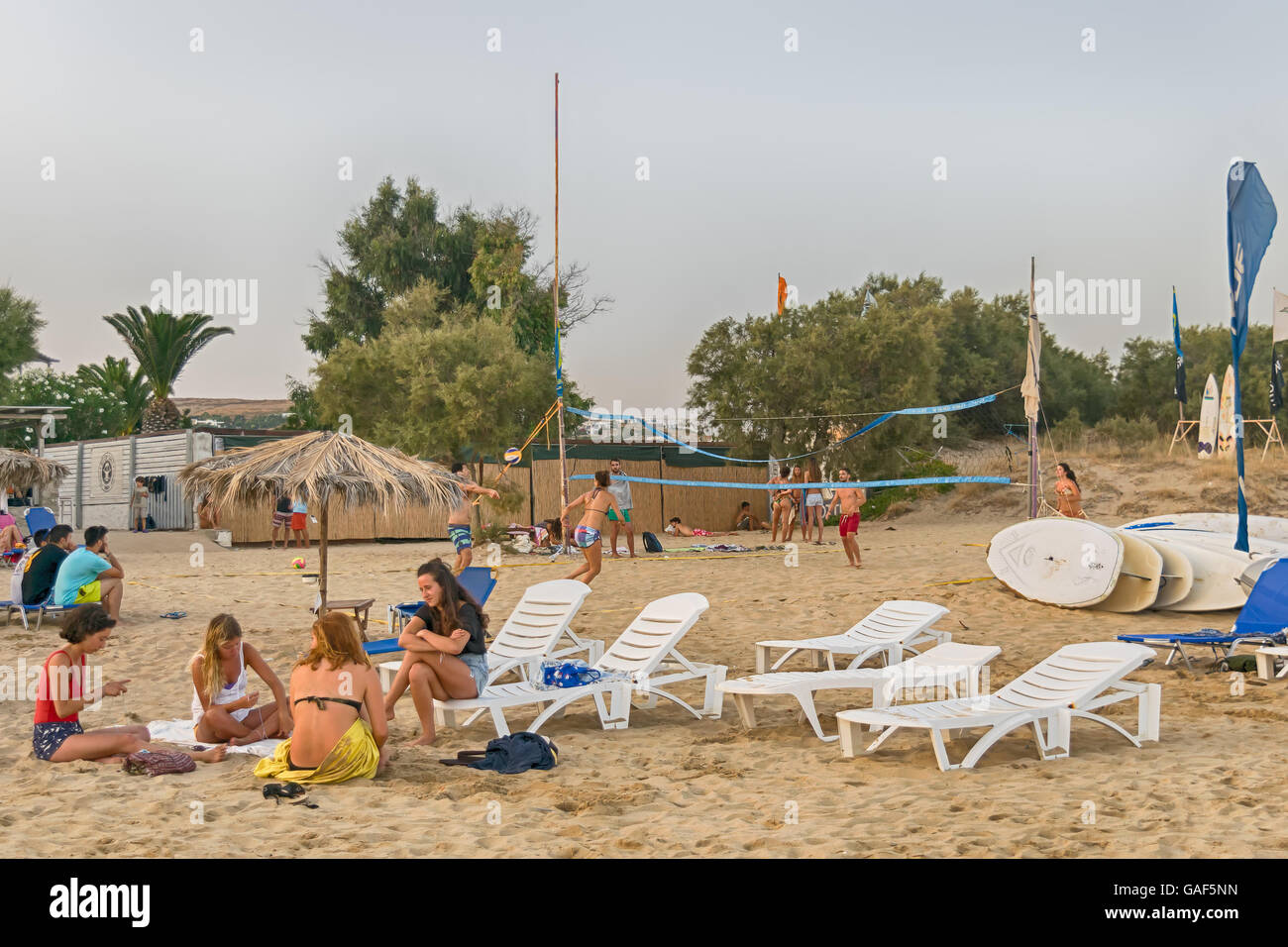 Paros, Griechenland, 9. August 2015. Xrisi Akti Beach mit Menschen genießen den Sommer. Stockfoto