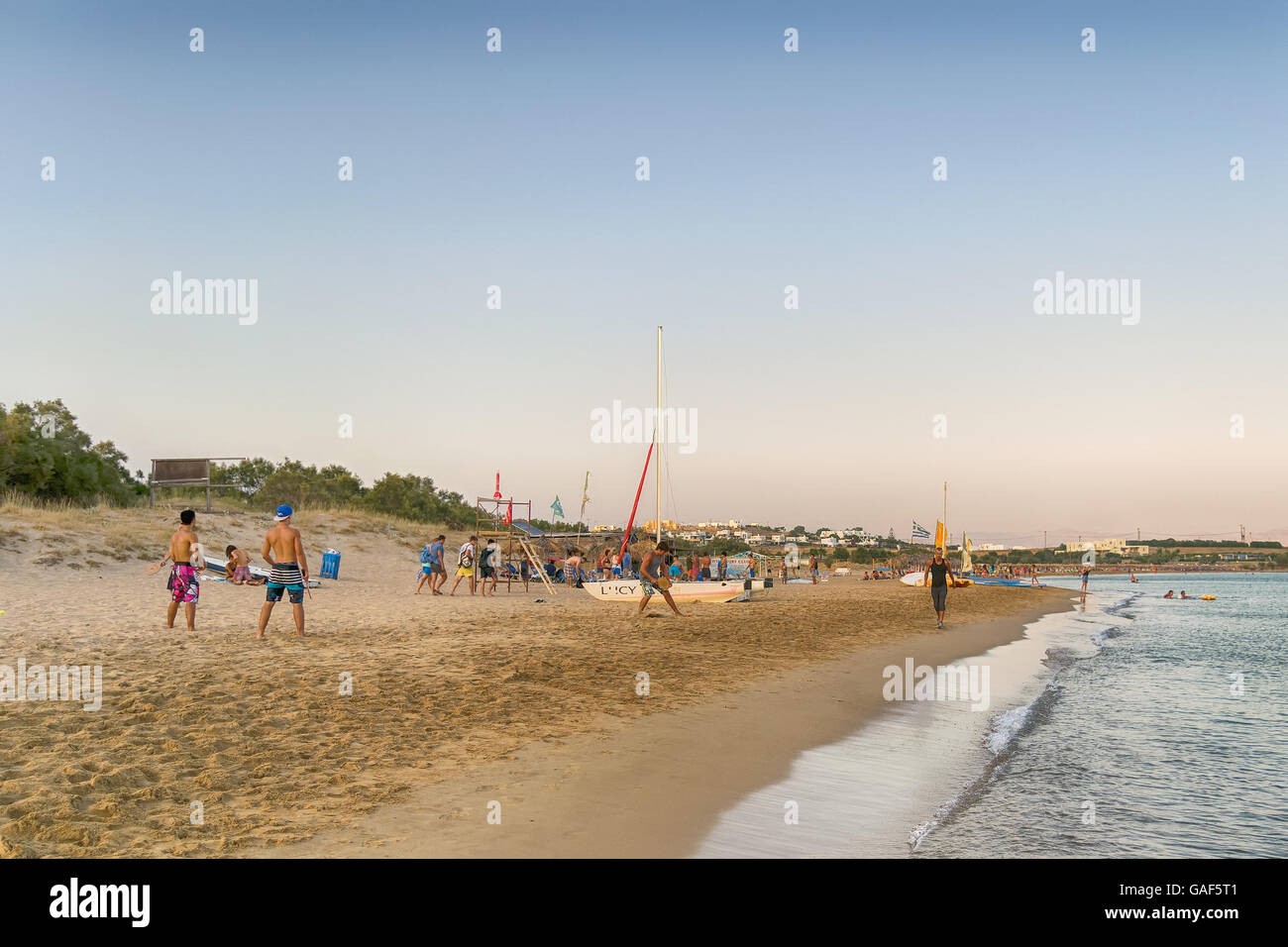 Paros, Griechenland, 9. August 2015. Menschen genießen ihre freie Zeit in berühmten Xrisi Akti Beach auf der Insel Paros. Stockfoto