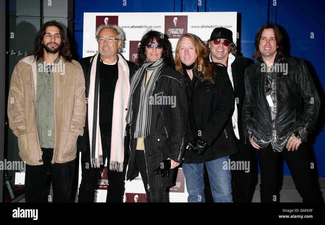 Sänger Mick Jones (2. Links) und seine Band Foreigner kommen zum LED Zeppelin Tribute Konzert an Ahmet Ertegun, am 02 in Greenwich, London. Stockfoto