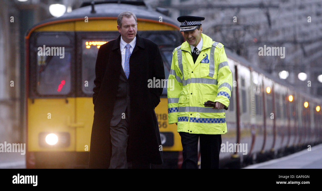 Der Eisenbahnminister Tom Harris und der leitende Beamte der britischen Verkehrspolizei, Ian Johnston, am Hauptbahnhof von Glasgow. Stockfoto