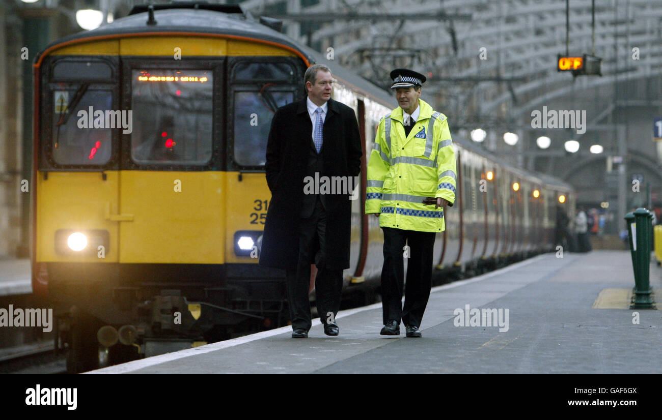 Der Eisenbahnminister Tom Harris und der leitende Beamte der britischen Verkehrspolizei, Ian Johnston, am Hauptbahnhof von Glasgow. Stockfoto