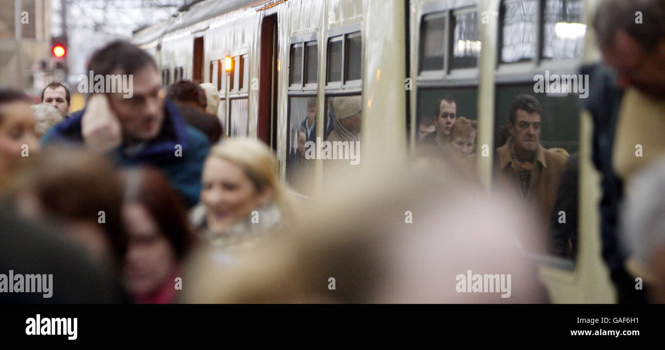 Passagiere am Hauptbahnhof von Glasgow an dem Tag, an dem die Weihnachtszeit voraussichtlich am stärksten ist. Stockfoto