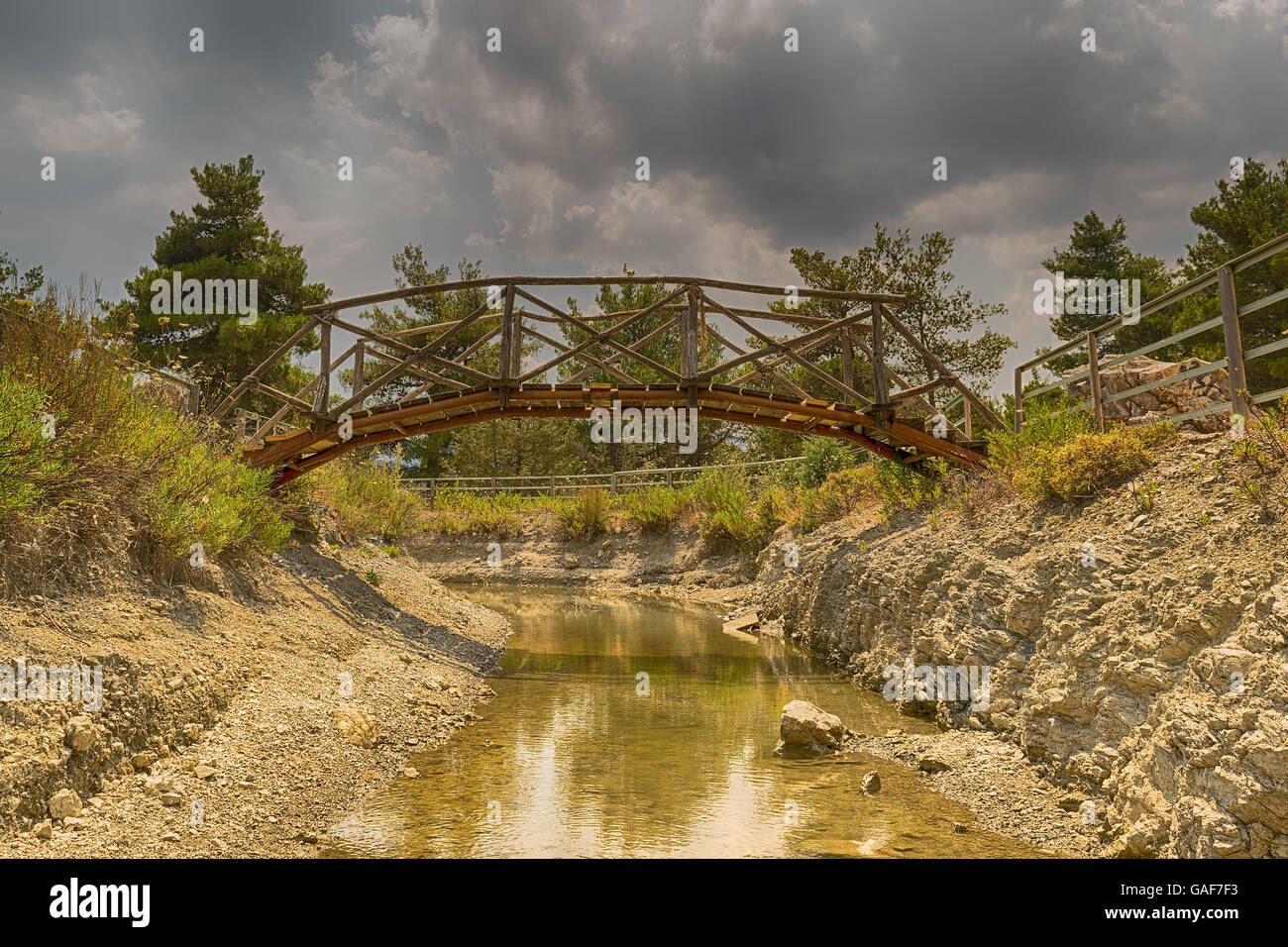 Hübsche kleine Brücke im Beletsi-See in Griechenland. Stockfoto