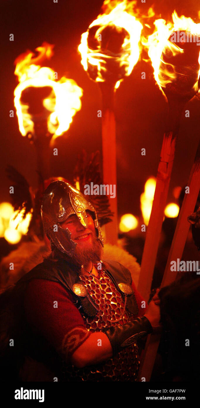 Wikinger nehmen an der 'Torchlight Procession' Teil, Teil der Hogmanay-Feierlichkeiten in Edinburgh. Stockfoto