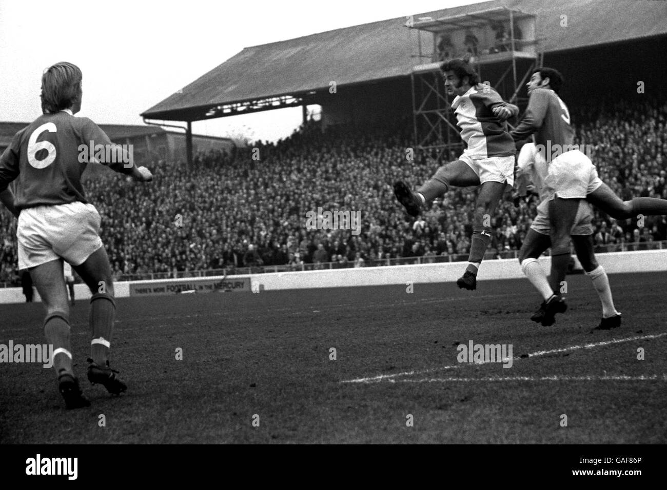 Malcolm Page von Birmingham City (zweite R) Und Roger Hynd (r) springt einen Millwall nach vorne, um zu bekommen Der Ball klar Stockfoto