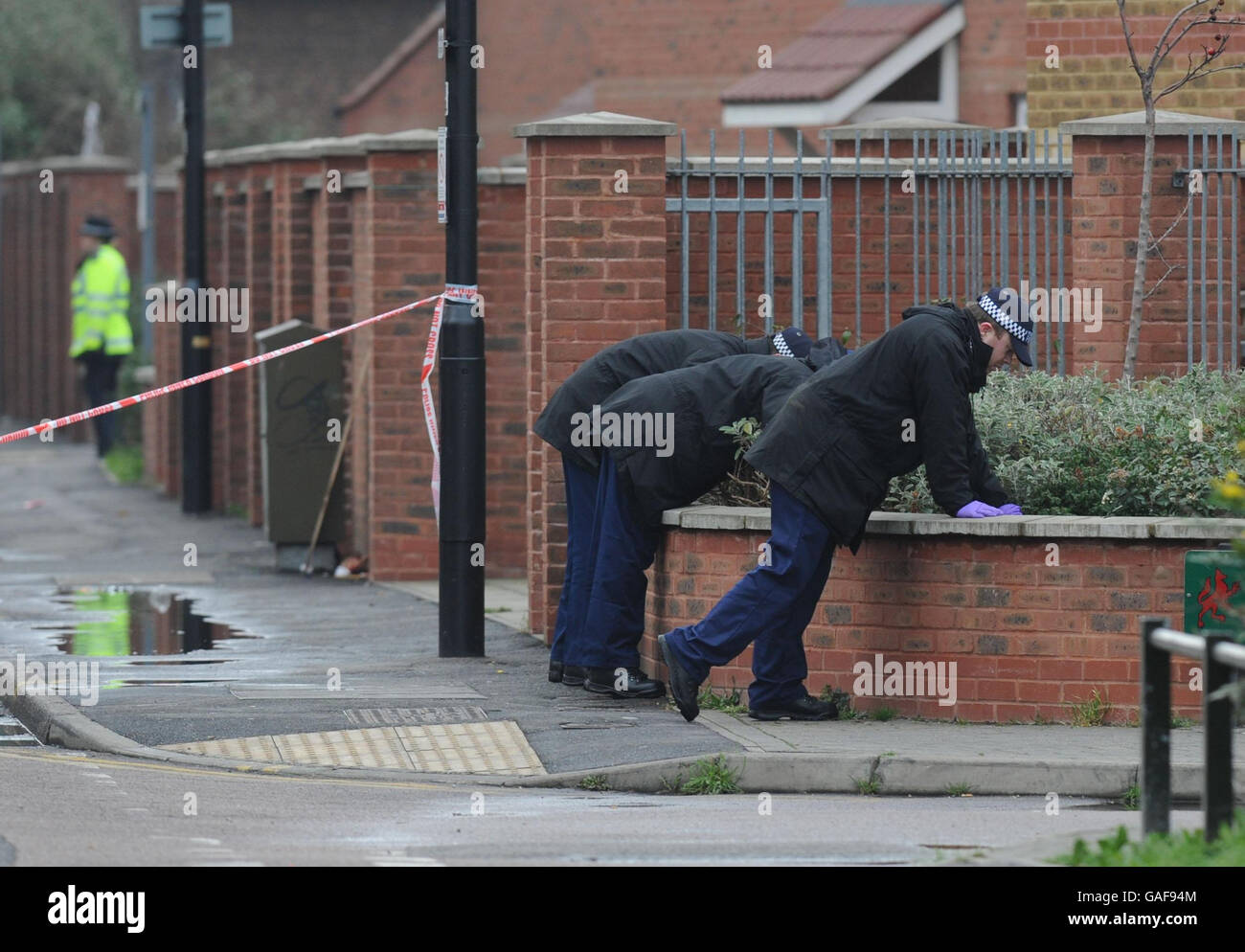 Die Polizei in Edmonton, im Norden Londons, durchsucht heute das Gebiet, in dem der 18-jährige Henry Bolombi am frühen Neujahrstag getötet wurde, Stockfoto