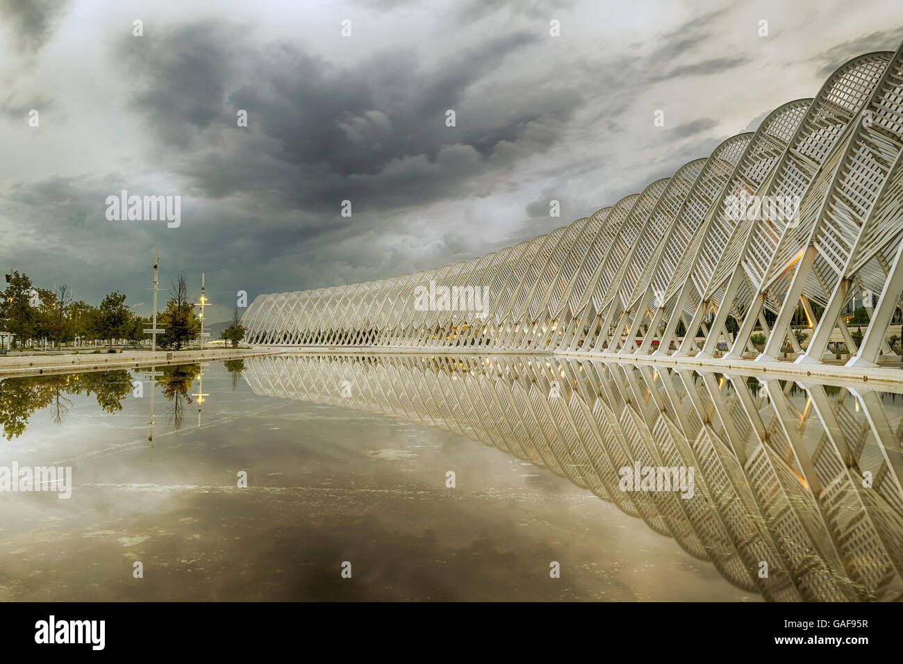 Athen, Griechenland 22. Oktober 2015. Kalatrava der Baukomplex in Athen vor einem dramatischen Himmel. Stockfoto