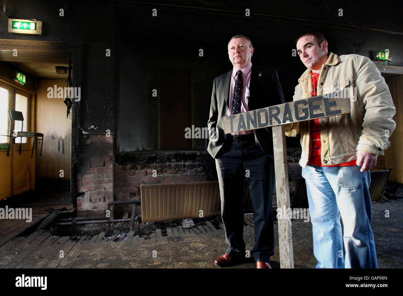 Der Großsekretär des Orangenen Ordens Drew Nelson (links) mit dem Bezirksmeister des Tandragee Distrikts, Kyle Ellison, in der Tandragee Orange Halle, nach einem Brandanschlag am Neujahrstag. Stockfoto