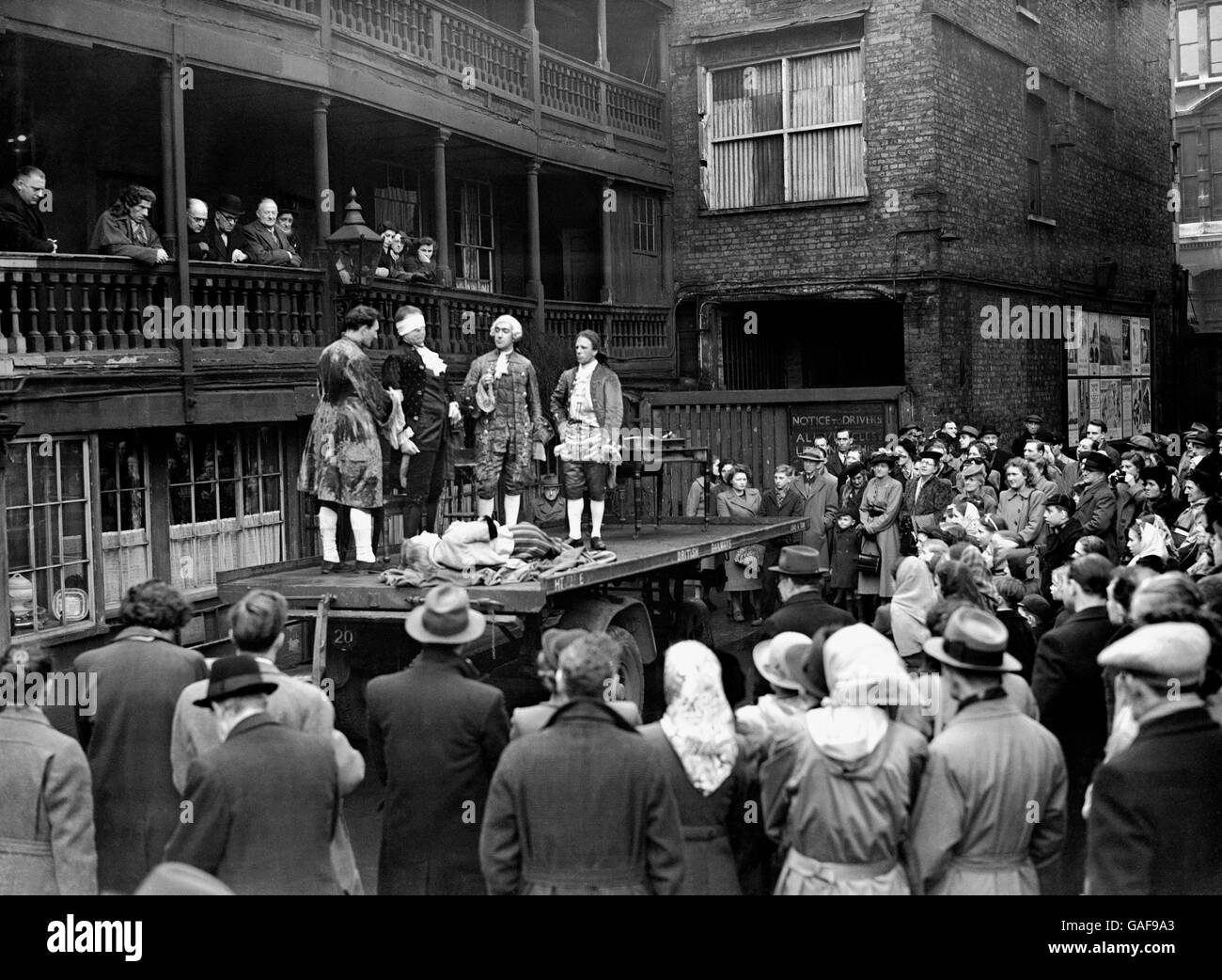 Dickens-Liebhaber gingen zum George Inn, Southwark, um Szenen aus "A Tale of Two Cities" zu sehen, die von den Dickensian Tabard Players präsentiert wurden. Anlass war der 137. Geburtstag von Charles Dickens. Stockfoto