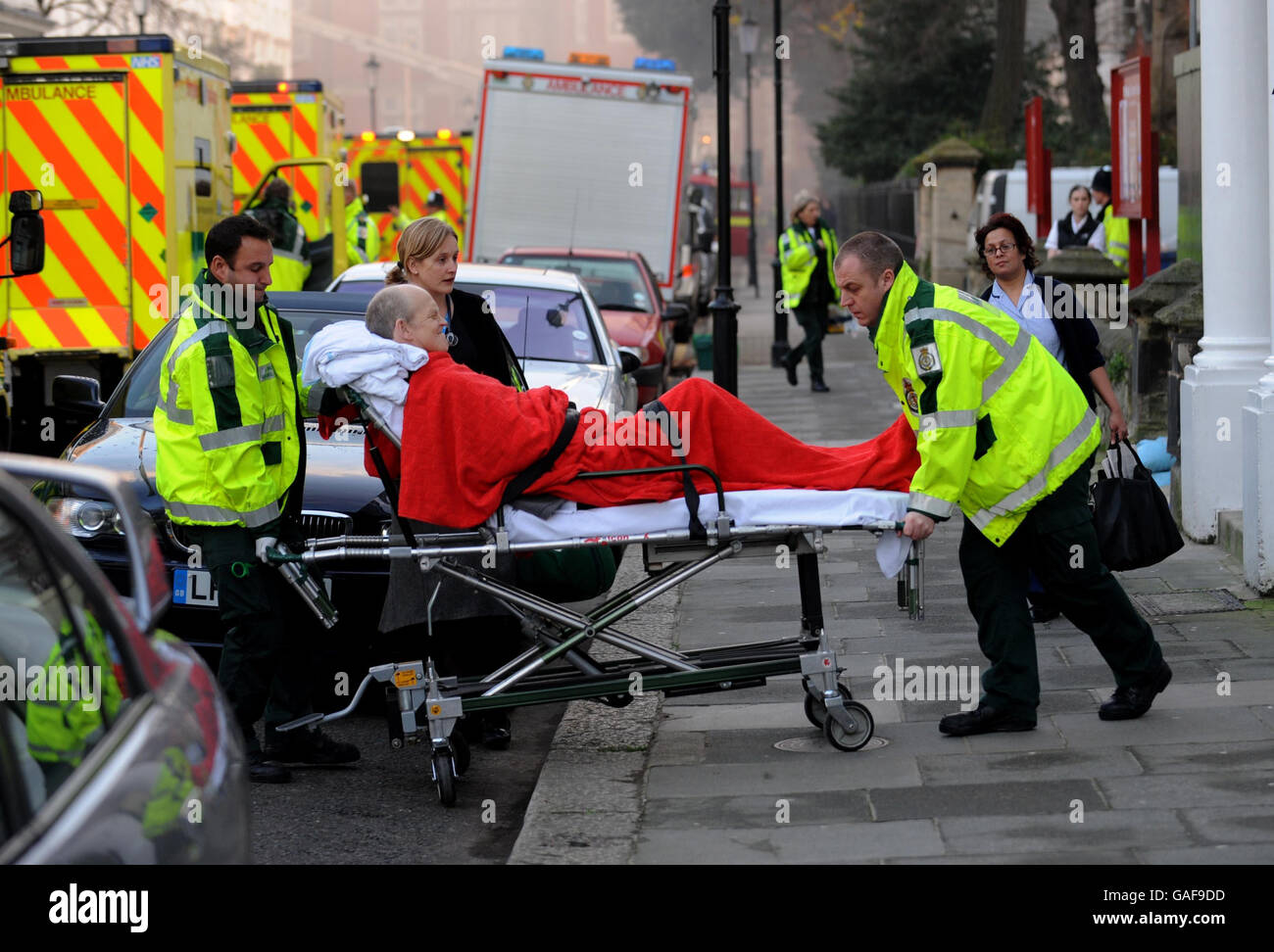 Feuer im Royal Marshden Hospital. Die Patienten werden nach dem Brand im Royal Marshden Hospital im Zentrum von London in Sicherheit evakuiert Stockfoto