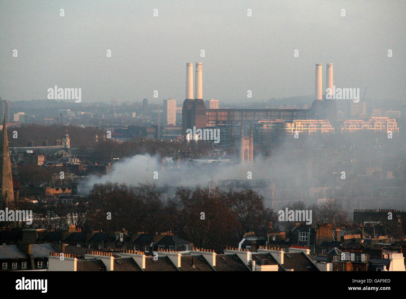 Rauch, von der Gloucester Road aus gesehen, weht vom Feuer im Royal Marsden Hospital im Zentrum Londons Stockfoto