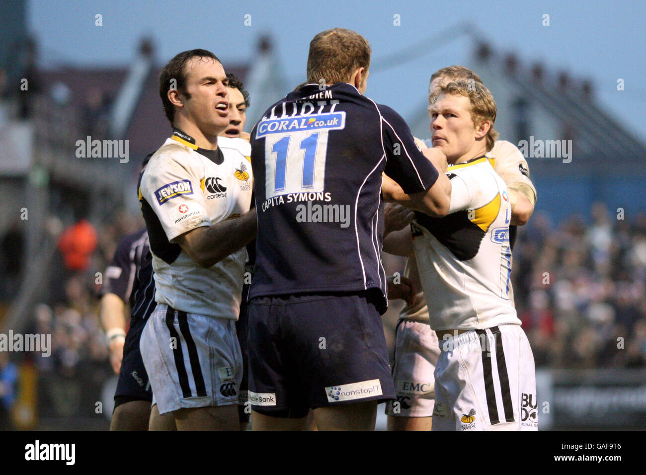 Rugby Union - Guinness Premiership - Bristol - London Wasps - Memorial Stadium. Bristol's Anthony Elliott verwickelt sich in eine Auseinandersetzung mit Josh Lewsey von London Wesps (rechts) Stockfoto