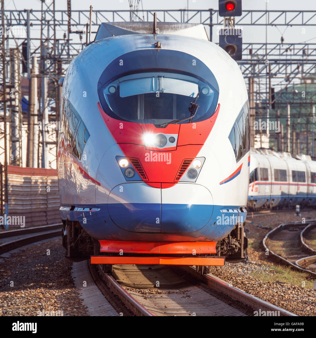 Moderne High-Speed-Zug fährt von Moskau. Russland. Stockfoto