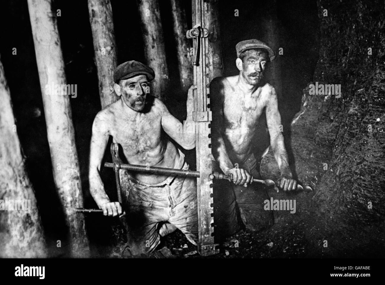 Britische Industrie - Bergbau - 1923. Bergleute bohren in eine Kohlewand. Stockfoto