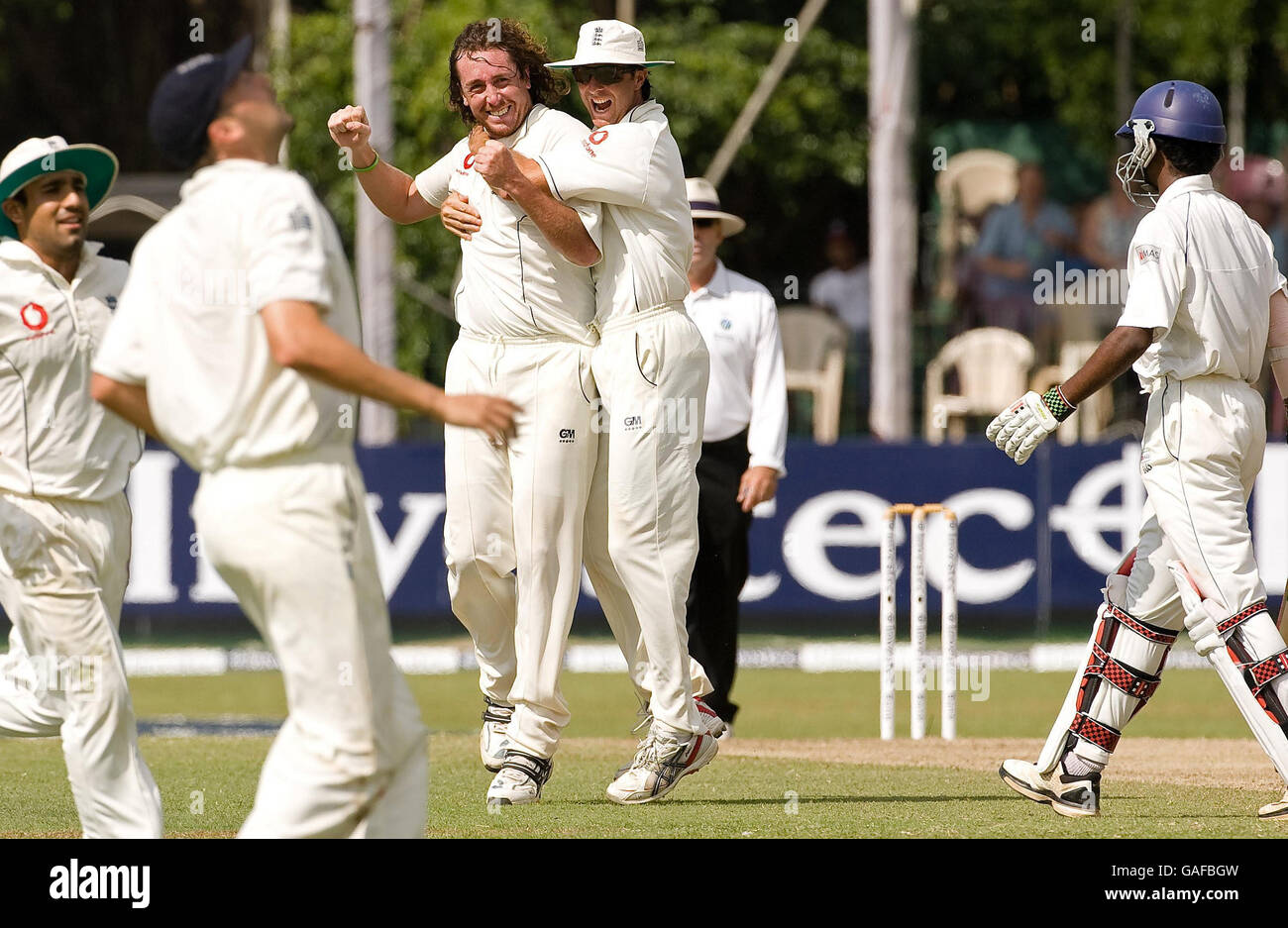 Der englische Ryan Sidebottom feiert mit Kapitän Michael Vaughan, nachdem er den Sri-lankischen Upul Tharanga während des zweiten Tests auf dem Singhalesischen Sports Club Ground in Colombo, Sri Lanka, entlässt hatte. Stockfoto