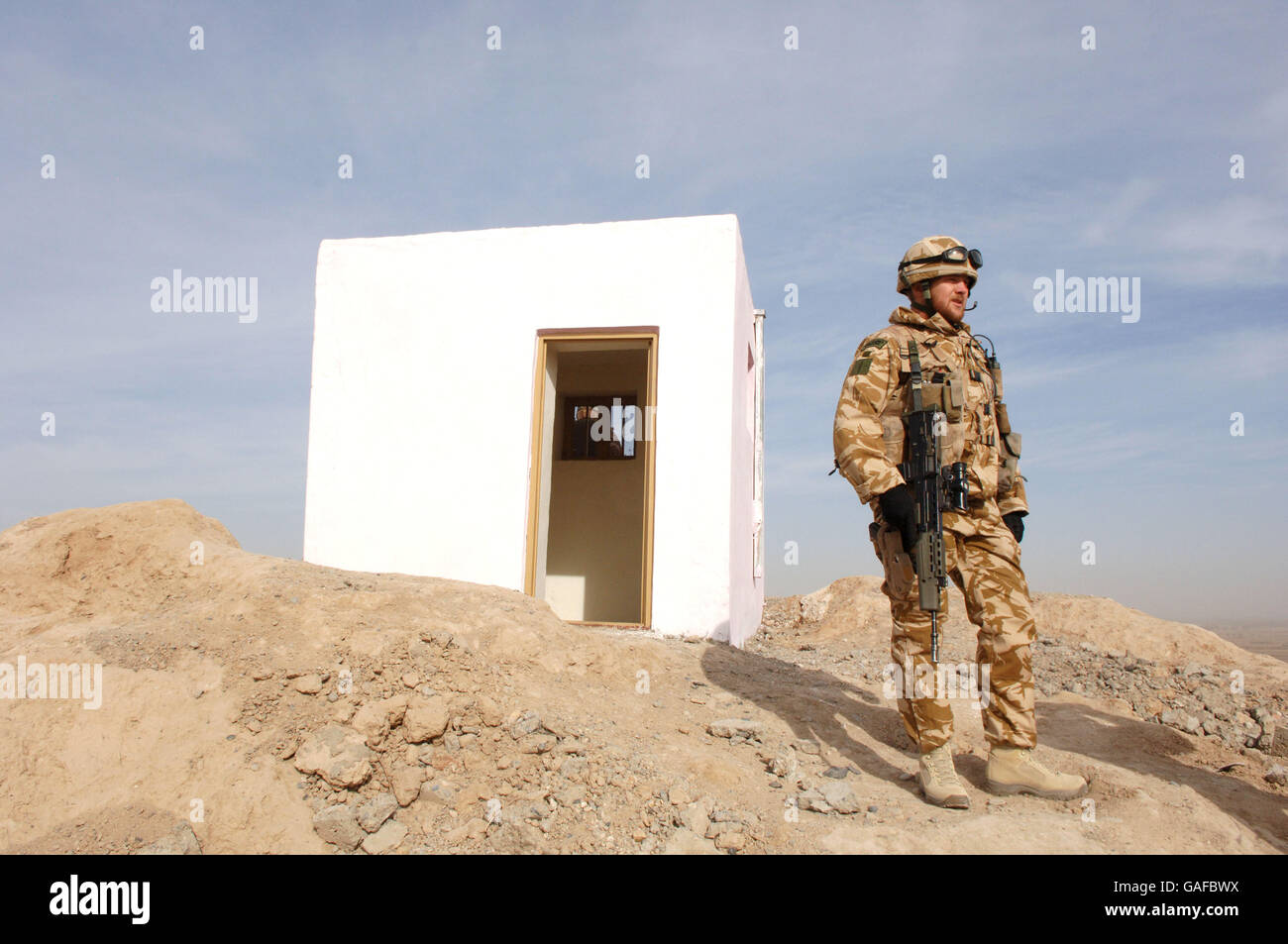 Der Kapitän des Royal Marine Commando Tom Evans-Jones blickt auf das Dorf Muktar in der Nähe von Lashkar Gah in der Provinz Helmand in Afghanistan. Stockfoto