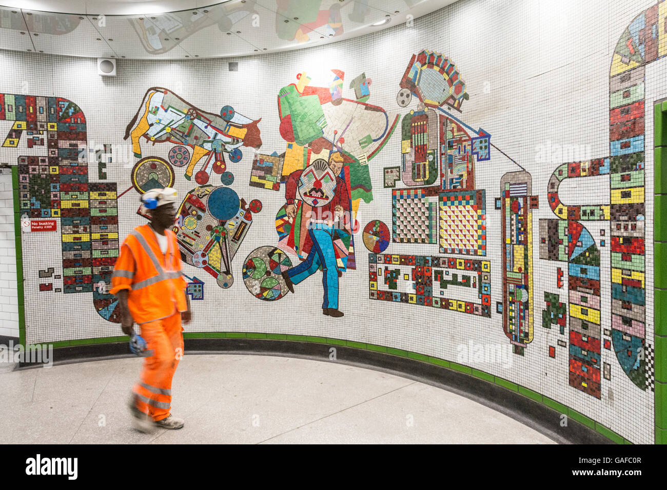 Reste der ursprünglichen Eduardo Paolozzi Mosaiken in Tottenham Court Road Station, London, UK Stockfoto