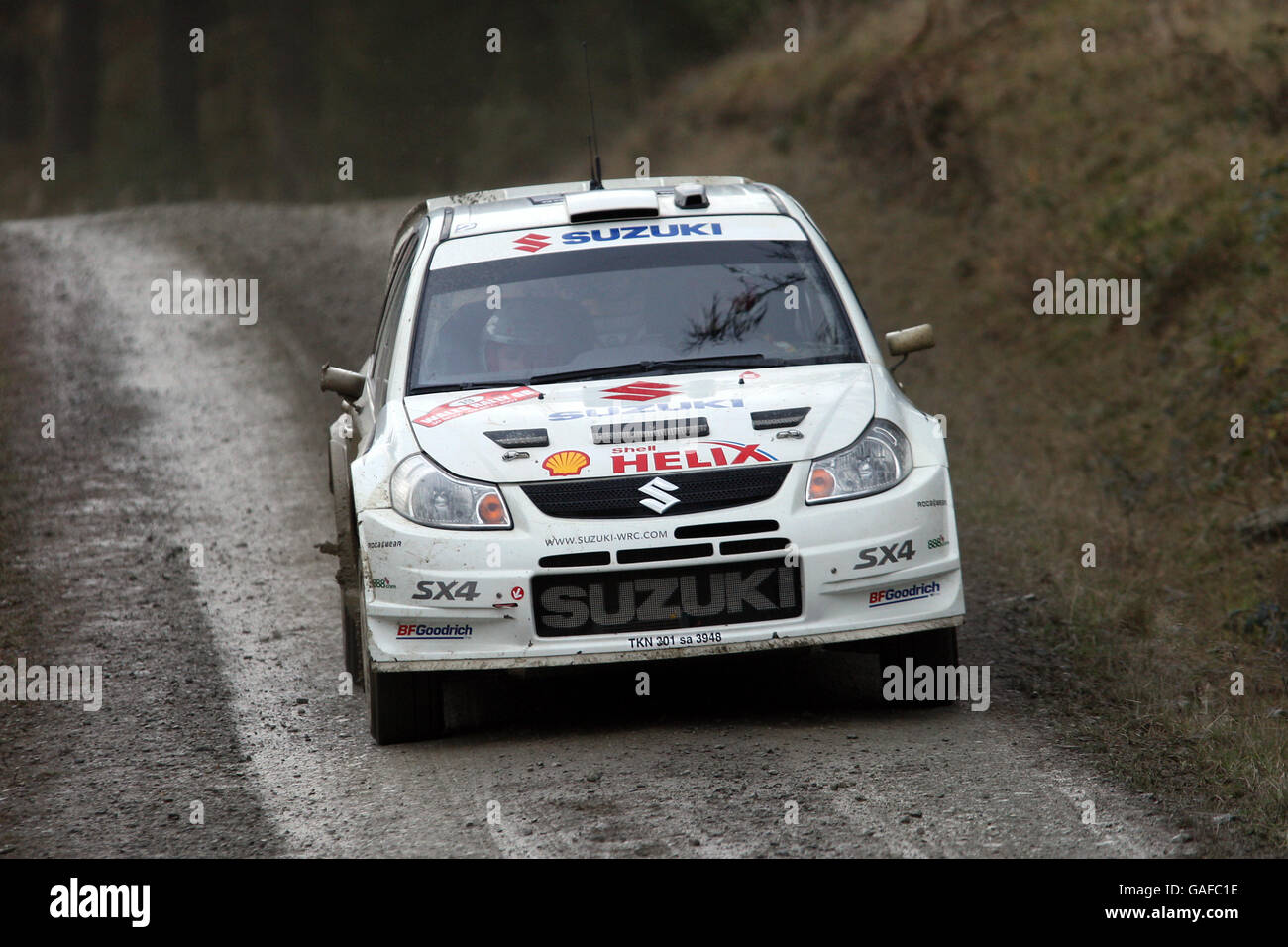 Sebastian Lindholm aus Finnland beim Suzuki World Rally Team Suzuki SX4 WRC bei der Wales Rally GB. Stockfoto