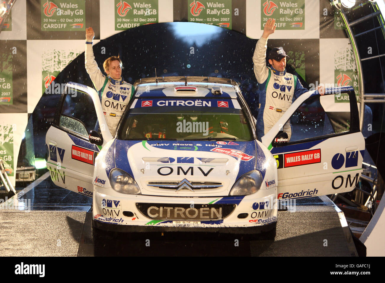 Manfred Stohl aus Österreich würdigt das Publikum nach dem neunten Platz beim OMV Kronos CROEN C4 WRC bei der Wales Rally GB. Stockfoto