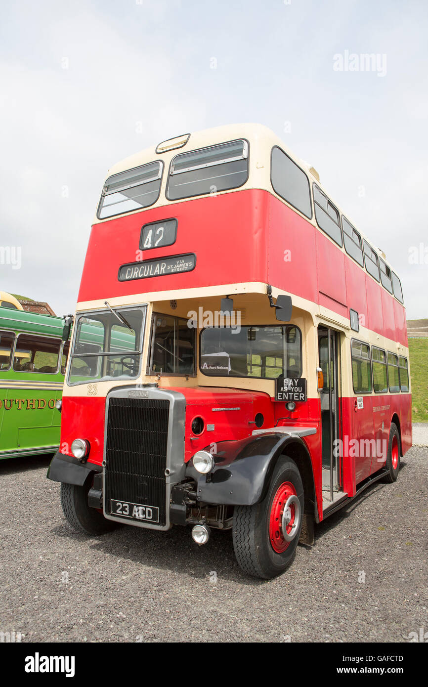 Rote und weiße Vintage Doppeldeckerbus bei einer Veranstaltung im Fort Nelson in der Nähe von Portsmouth (Hampshire) Stockfoto