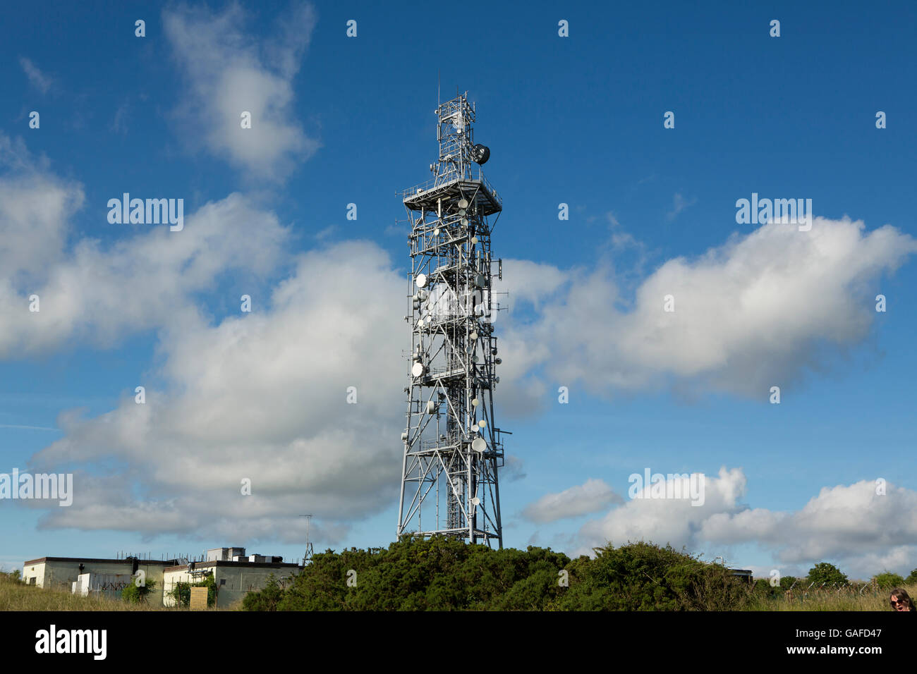 Sendemast auf einem Hügel in Hampshire, England. Hohen Kommunikation Turm Rand voll von Funkgeräten. Stockfoto