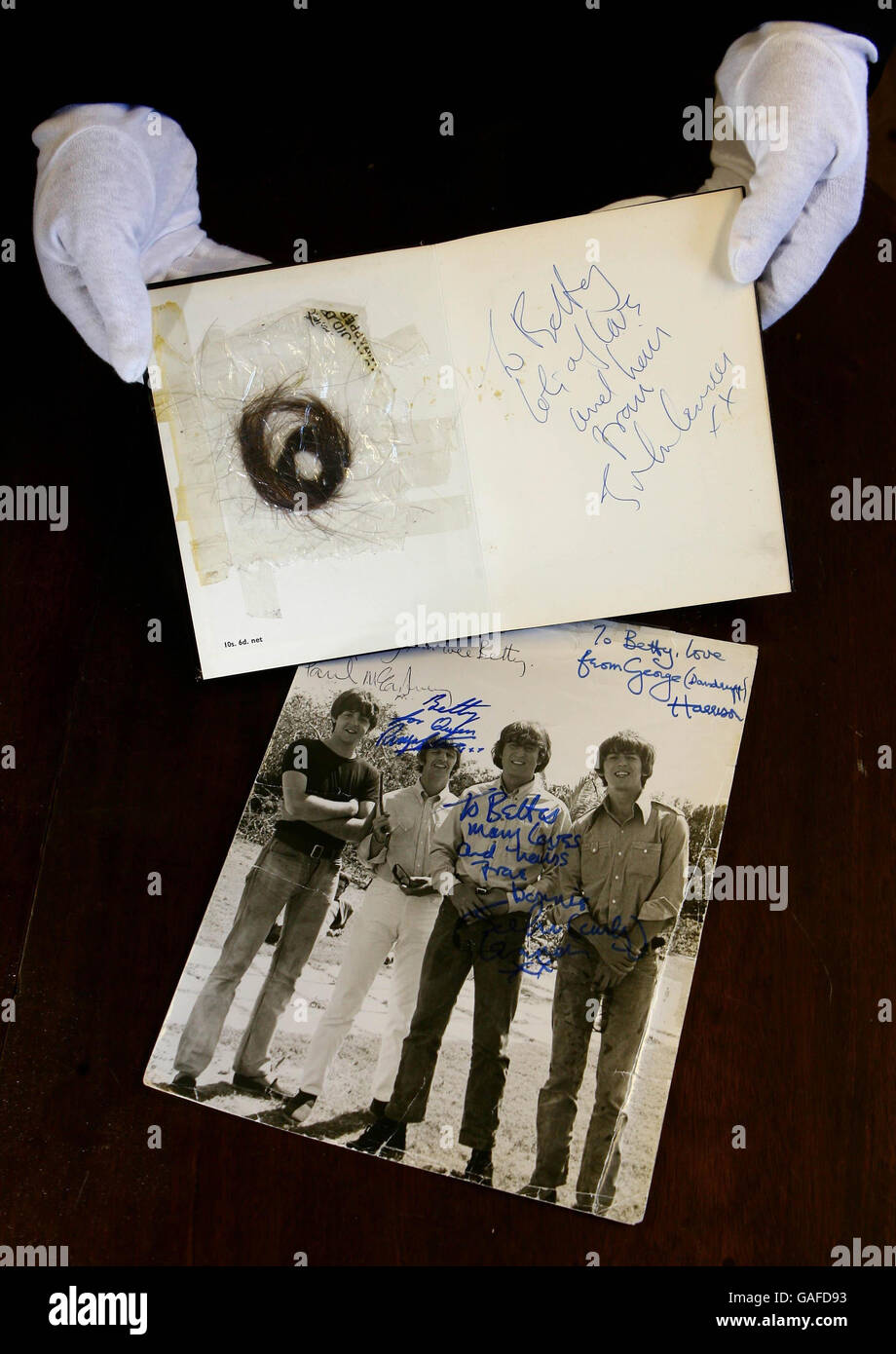 Beatles-Erinnerungsstücke aus der Betty Glasow-Sammlung, darunter ein Schloss von John Lennons Haaren, werden vor der Versteigerung in Gorringes in Worthing, West Sussex, ausgestellt. Stockfoto