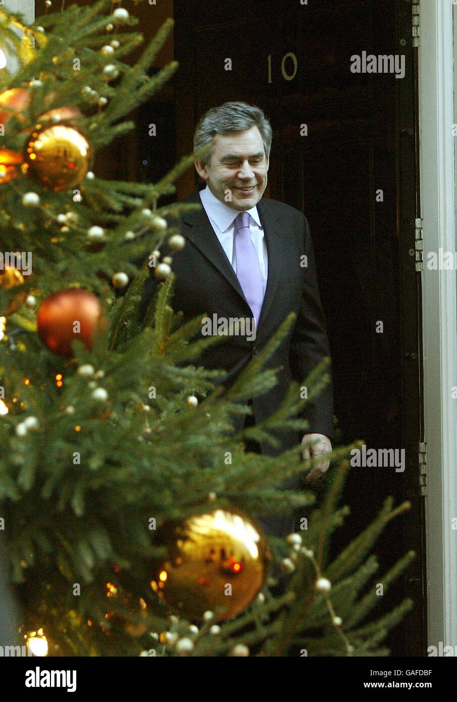 Der britische Premierminister Gordon Brown verlässt die Downing Street 10, um Fragen des Premierministers im Unterhaus zu stellen. Stockfoto Der britische Premierminister Gordon Brown verlässt die Downing Street 10, um Fragen des Premierministers im Unterhaus zu stellen. Stockfoto