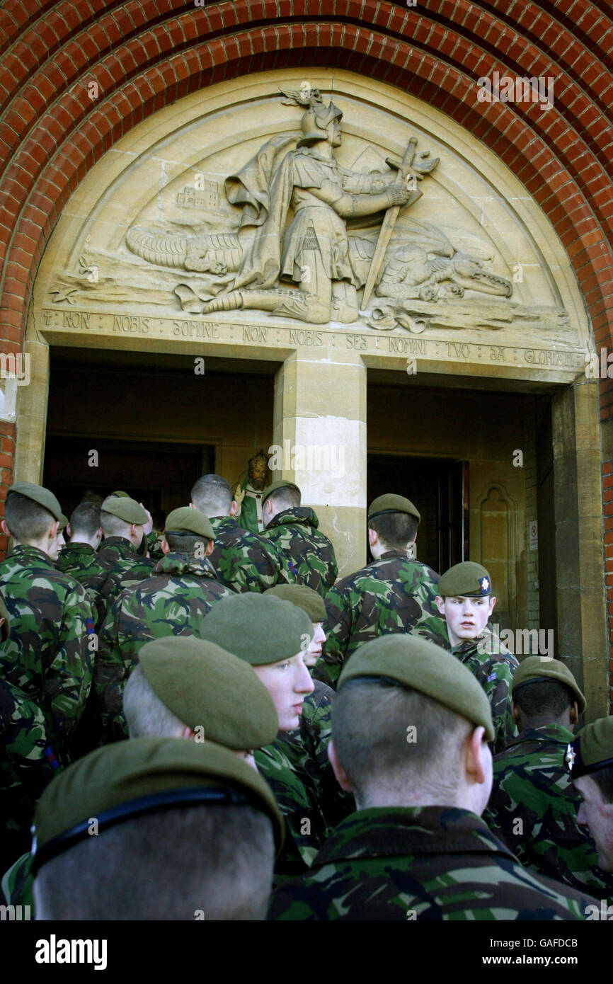 Das 1. Bataillon, Irish Guards, ist zurück von einer sechsmonatigen Dienstreise im Irak, und kommt in der Kathedrale St. Michael und St. George an, die für einen Danksagungsgottesdienst und ein Gedenkgottesdienst in Aldershot prallen. Stockfoto