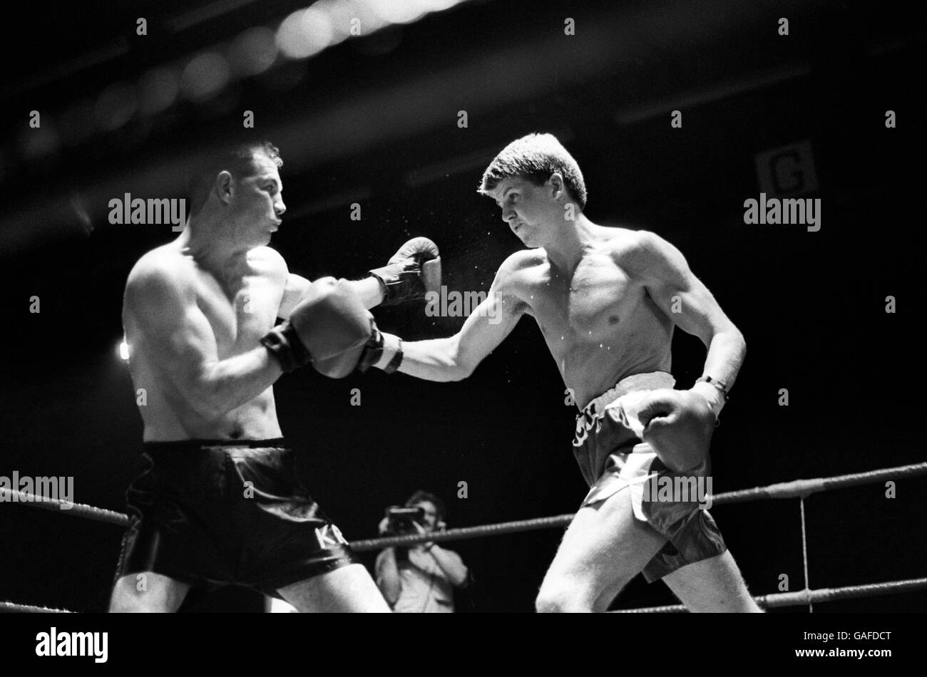 Boxen - Nicky Piper / Kevin Roper - Afan Lido, Port Talbot - Wales. Nicky Piper (rechts) im Einsatz gegen Kevin Roper am Afan Lido in Port Talbot. Piper gewann den Kampf in einem K.O.-Rennen. Stockfoto