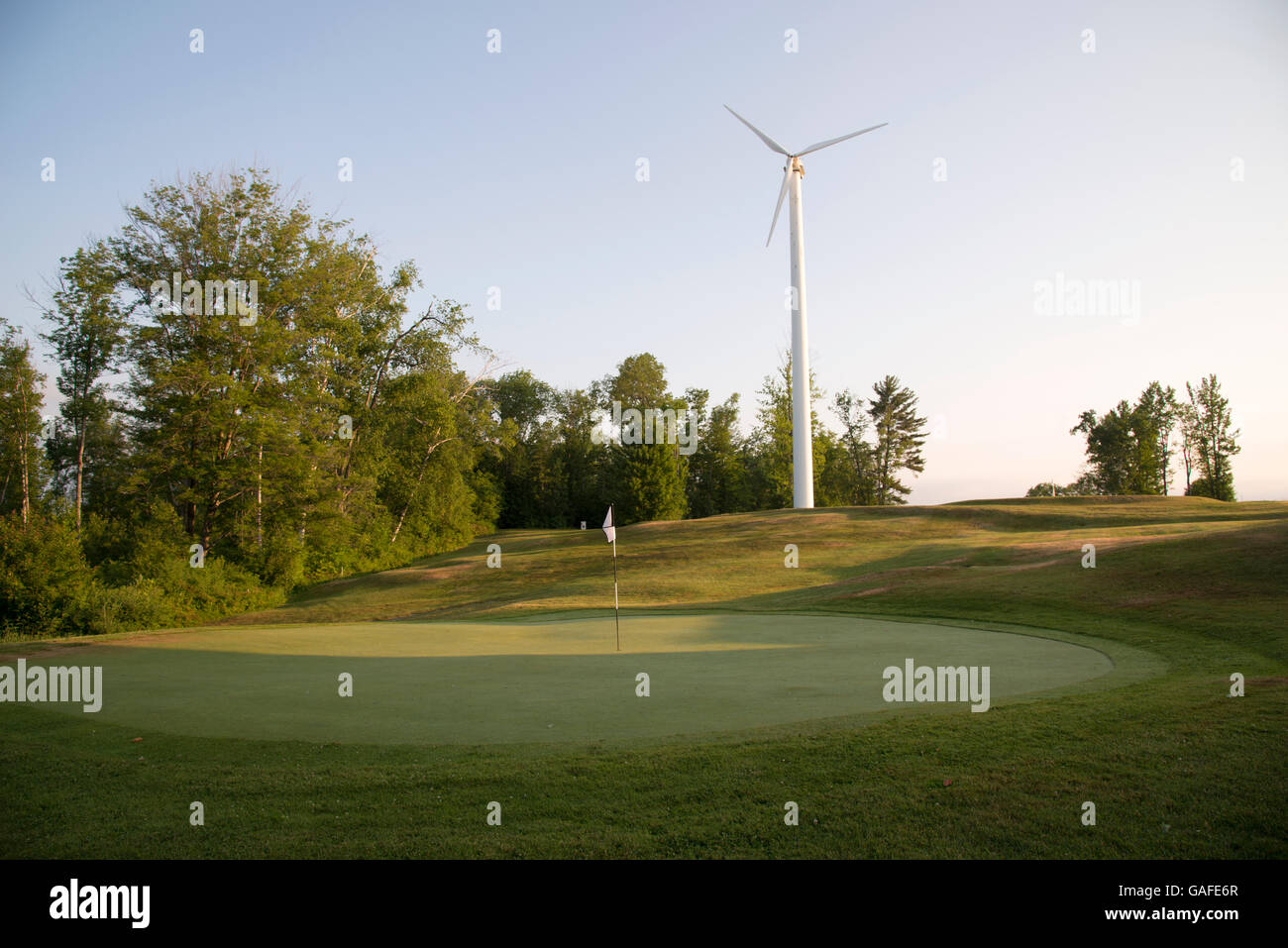 Windturbine hinter Golfplatz in der Region am weißen Berg des nördlichen New Hampshire, am frühen Morgen, Sommerzeit Stockfoto