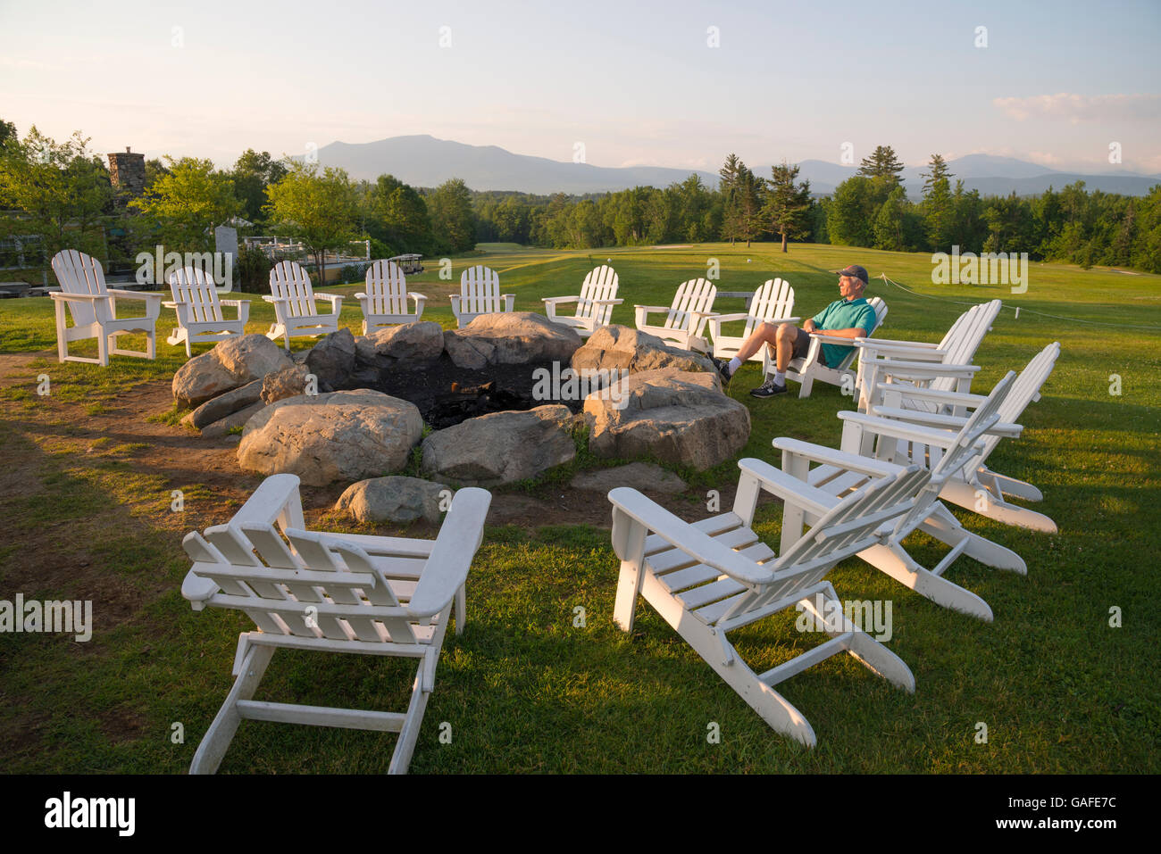 Adirondack Stuhle Feuer Rund Grube Sommer Mountain View Grand