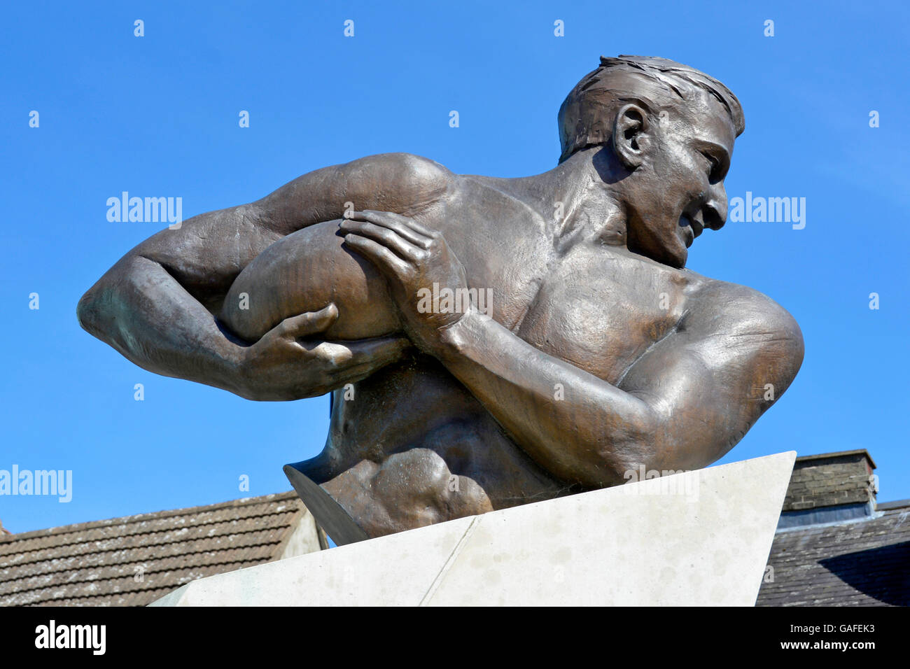 Statue und Denkmal der Fürst Obolensky als Rugby-Spieler befindet sich auf Cromwell Square Ipswich Suffolk England UK Bildhauer Harry Gray Stockfoto