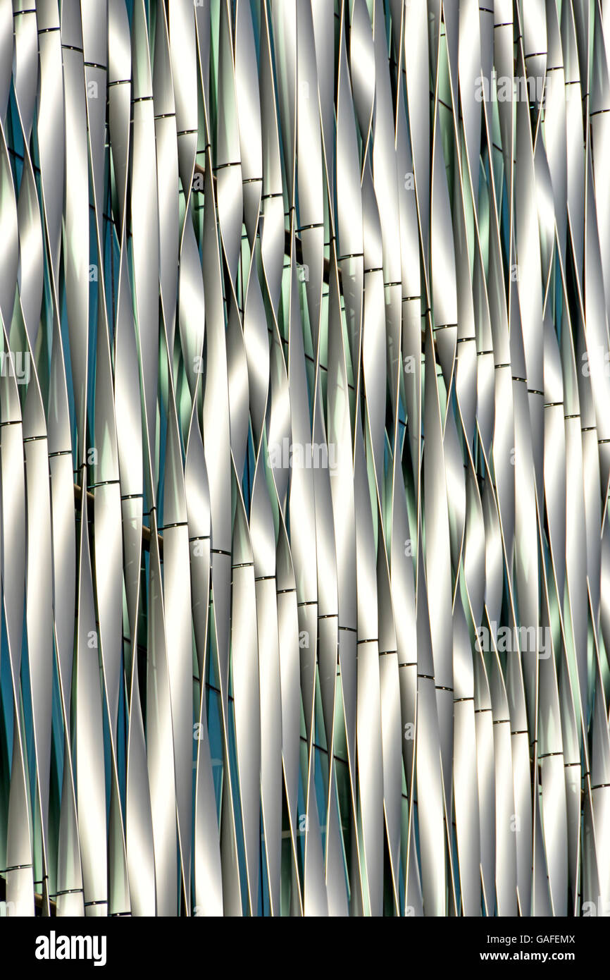 Abstraktes architektonisches Hintergrundmuster, das sich aus einem nahen Teil der Außenfassade des modernen Bürogebäudes „City of London England UK“ zusammensetzt Stockfoto