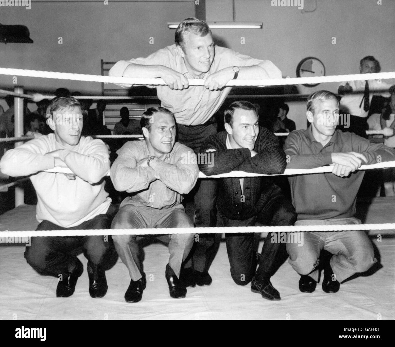 Mitglieder des englischen Fußballweltcupkaders posieren für Bilder im Ring in einem Londoner Fitnessstudio, wo sie gehofft hatten, einen Blick auf den Schwergewichtsweltmeister Muhammad Ali zu werfen, der für seinen Kampf gegen Brian London trainiert hat: (l-r) die Engländer Jack Charlton, Ray Wilson, Bobby Moore, Jimmy Greaves und Bobby Charlton Stockfoto