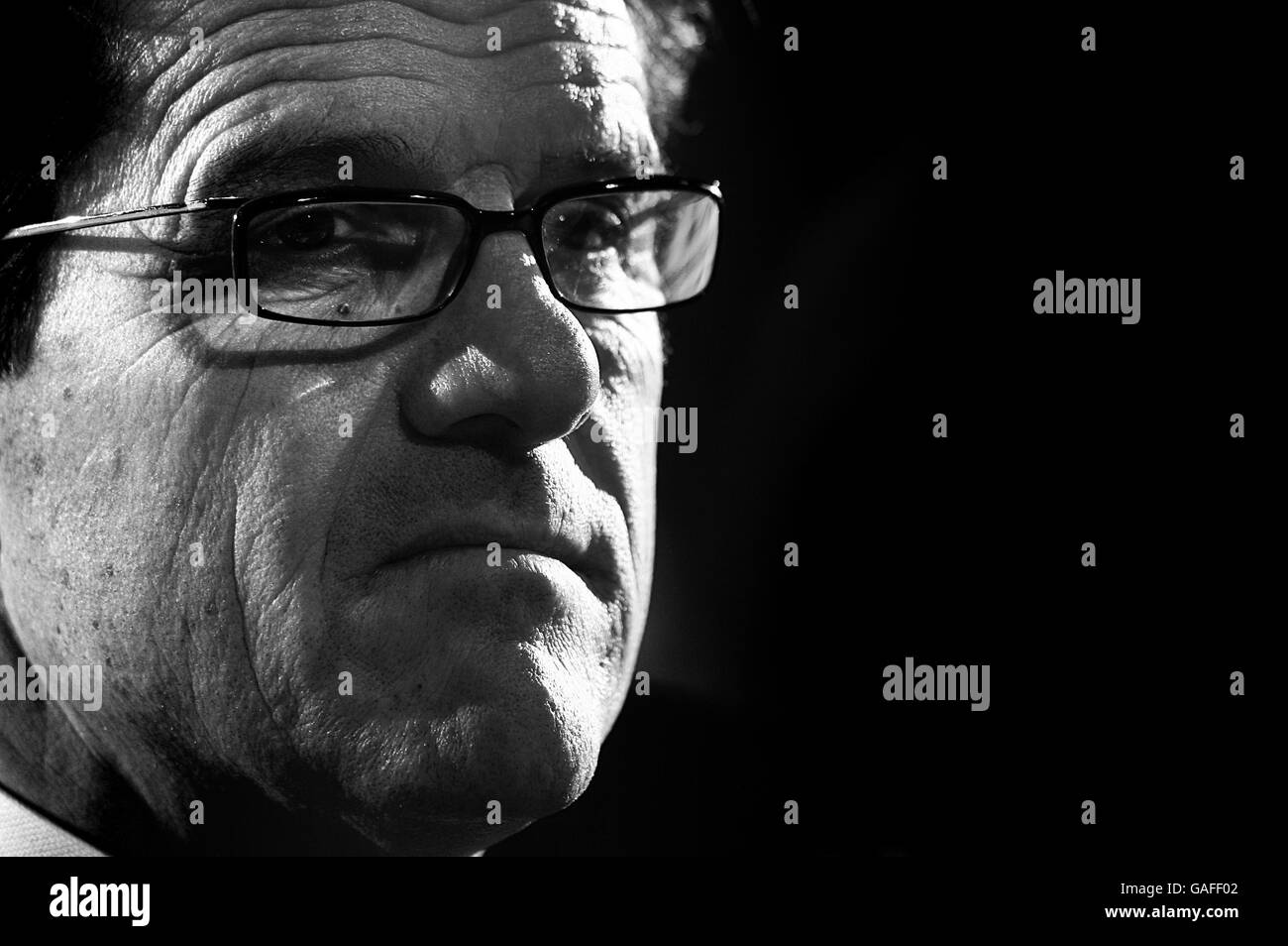 Der New England Manager Fabio Capello wird der Welt vorgestellt Medien während einer Pressekonferenz Stockfoto