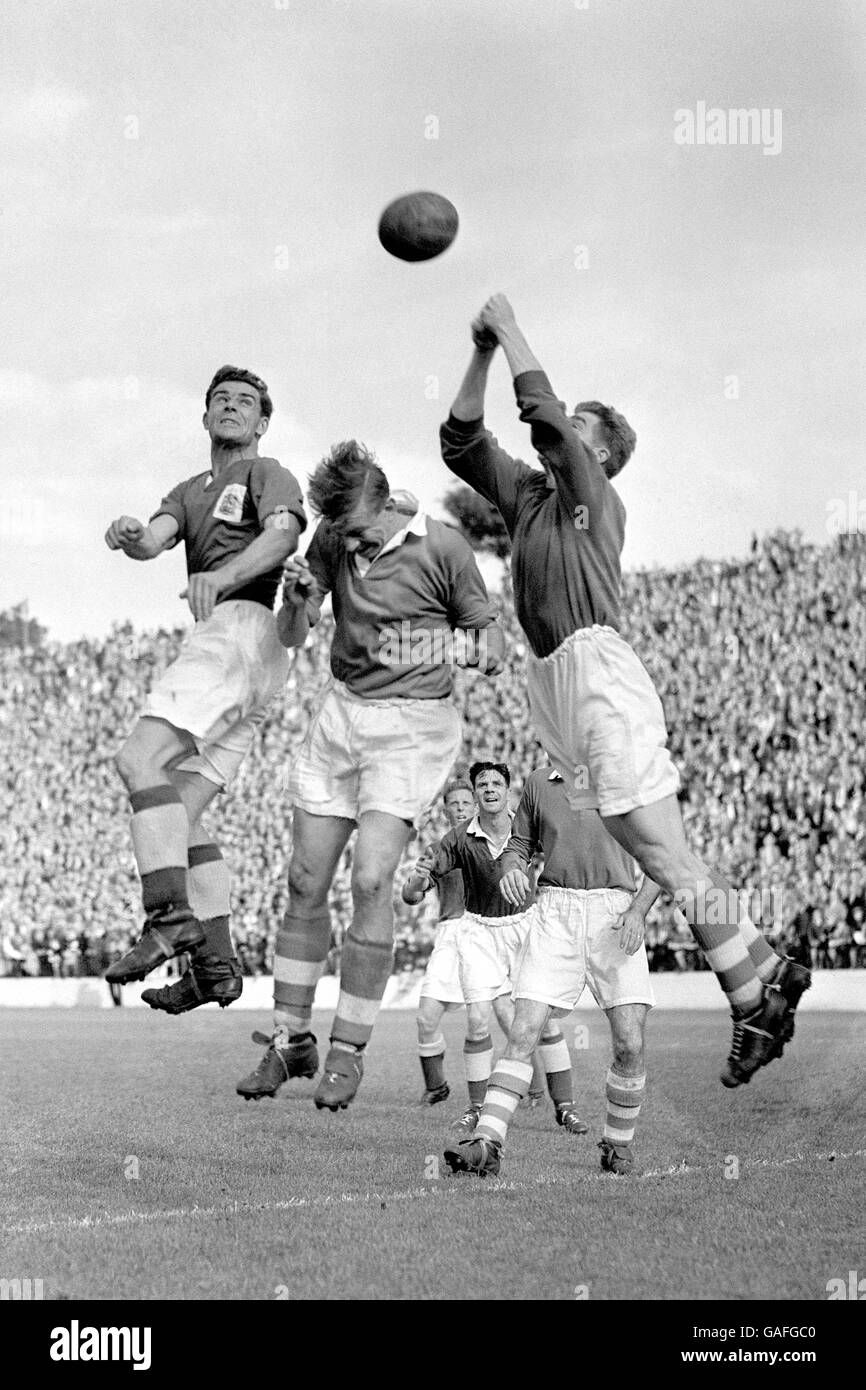 (R-L) Charlton Athletic Torhüter Sam Bartram schlägt sich von seinem Teamkollegen frei Ken Chamberlain und Eddie Brown von Birmingham City Stockfoto