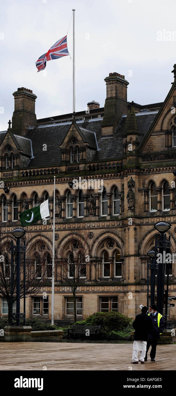 Die Flaggen Pakistan und Union fliegen heute nach der Attentat auf Benazir Bhutto am halben Mast über dem Rathaus von Bradford. PRESSEVERBAND Foto . Stockfoto