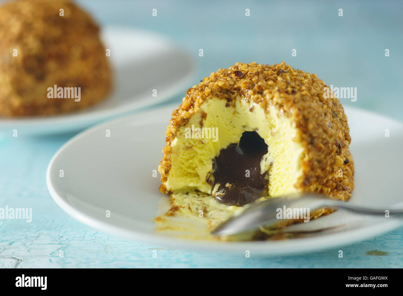 Nahaufnahme von Eiskugeln mit Schokolade Lava füllen Stockfoto