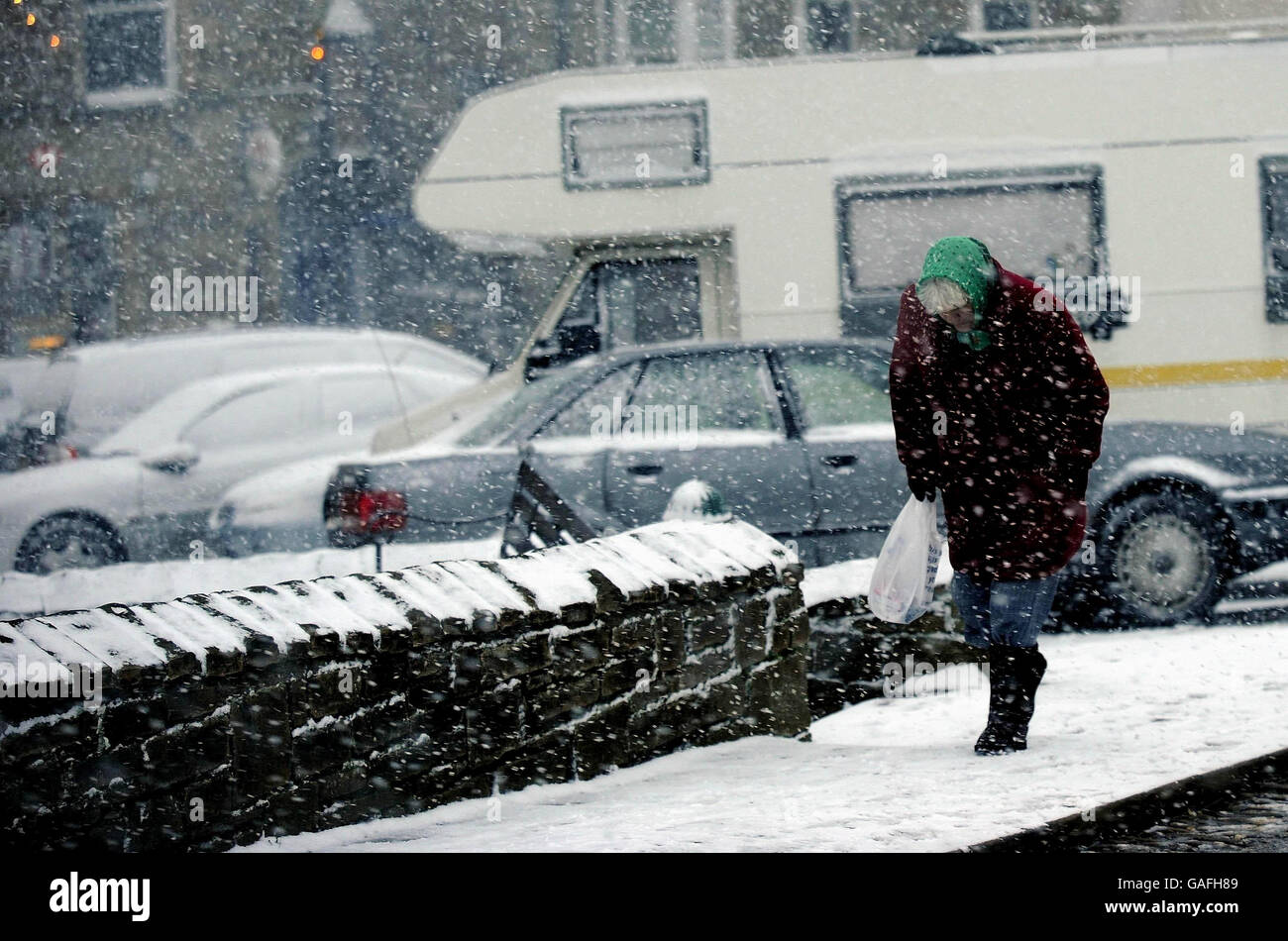 Schwierige Bedingungen in Alston, Nordostengland, heute Morgen, als Schnee beginnt, über Großbritannien fallen. Stockfoto