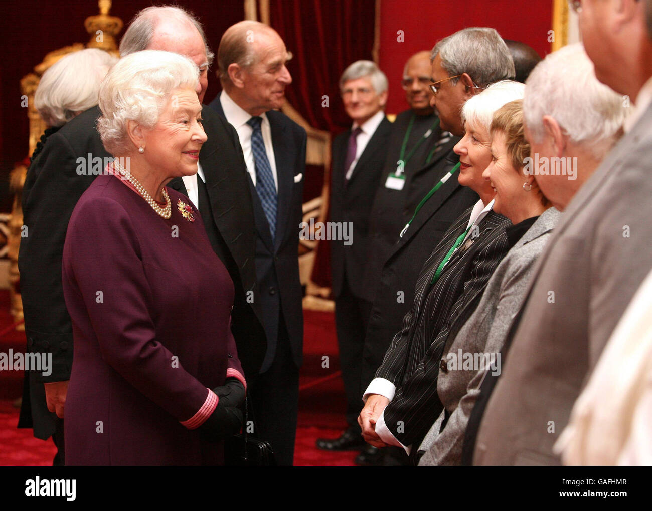 Königin Elizabeth II begrüßt Neuseelands Sprecherin Margaret Wilson (vierte rechts), Und ihre Schwester Jan Matthews (Dritte rechts) bei einem Empfang für die Konferenz der Redner und Vorsitzenden des Commonwealth (CSPOC) im St. James's Palace im Zentrum von London, während der Herzog von Edinburgh andere Commonwealth-Sprecher aus der ganzen Welt trifft. Stockfoto