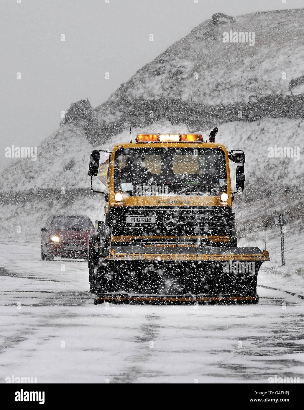 Schwierige Bedingungen auf den Straßen von Nordostengland heute, da Schneepflüge arbeiten, um Trans Pennine Routen wie die A66 in Schneesturm Bedingungen offen zu halten. Stockfoto