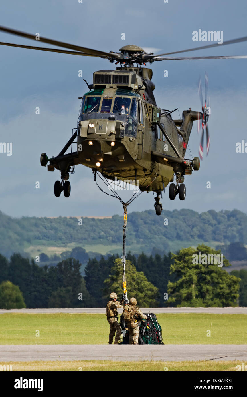 Ein Royal Navy Westland Sea King Mk 4 ist ein underslung Last an RNAS Yeovilton International AirDay 11. Juli 2015 angeschlossen Stockfoto