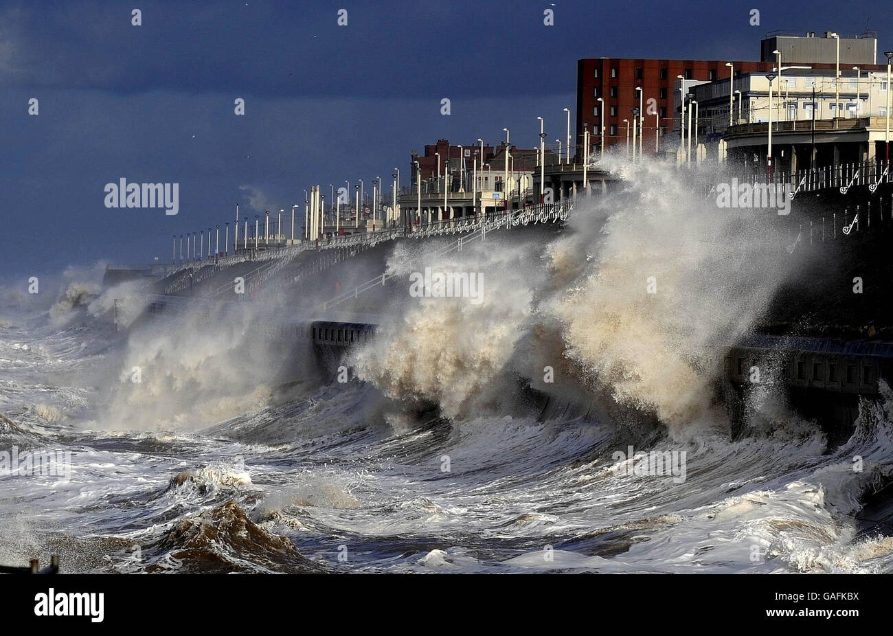 Riesige Wellen brechen entlang der Promenade auf der Fleetwood-Seite von Blackpool heute als schwere Stürme fegen Schottland und den Nordwesten. Stockfoto