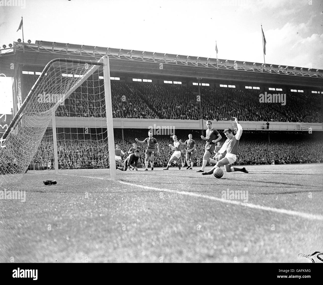 Arsenals Joe Baker (r) erreicht knapp kein Kreuz, beobachtet von Teamkollege George Eastham (vierter r) und Chelsea (l-r) Eddie McCreadie, Peter Bonetti, John Hollins, Ron Harris und Marvin Hinton Stockfoto